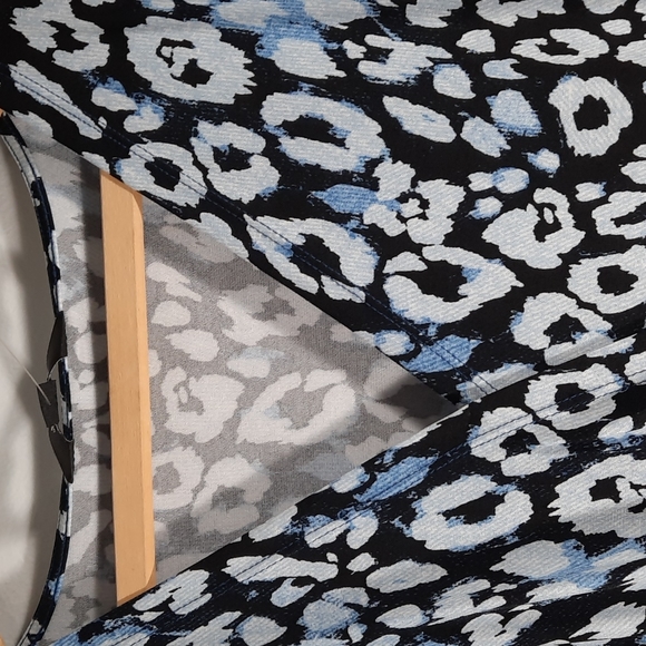 NWT SLIM FACTOR BY INVESTMENTS  black, white and blue blouse Sz M - Picture 2 of 13